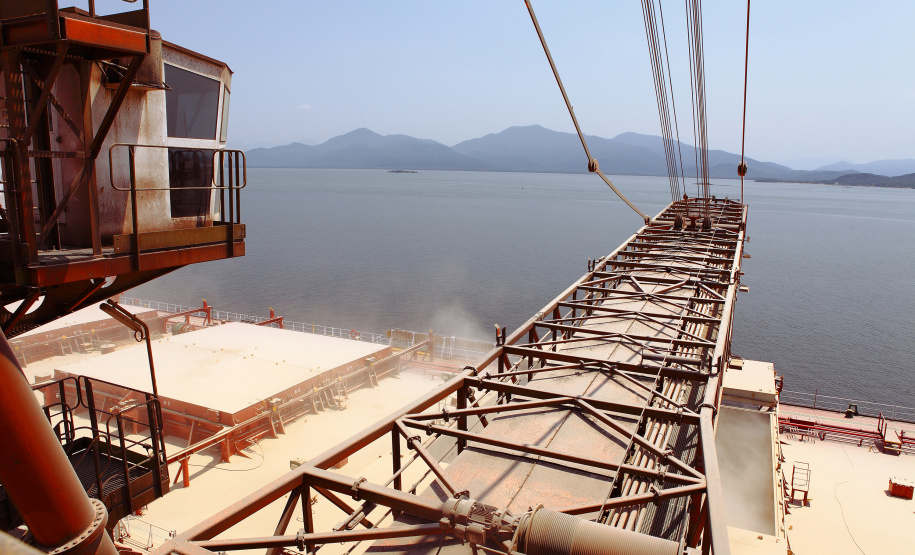 O Corredor de Exportação do Porto de Paranaguá embarcou na terça-feira (25) 57.193 toneladas de milho em um único berço de atracação. Foram mais de 2,3 mil toneladas de grão por hora. O volume supera a marca anterior, registrada em 8 de dezembro de 2015, quando foram 51,6 mil toneladas em um único dia. Foto: Portos do Paraná