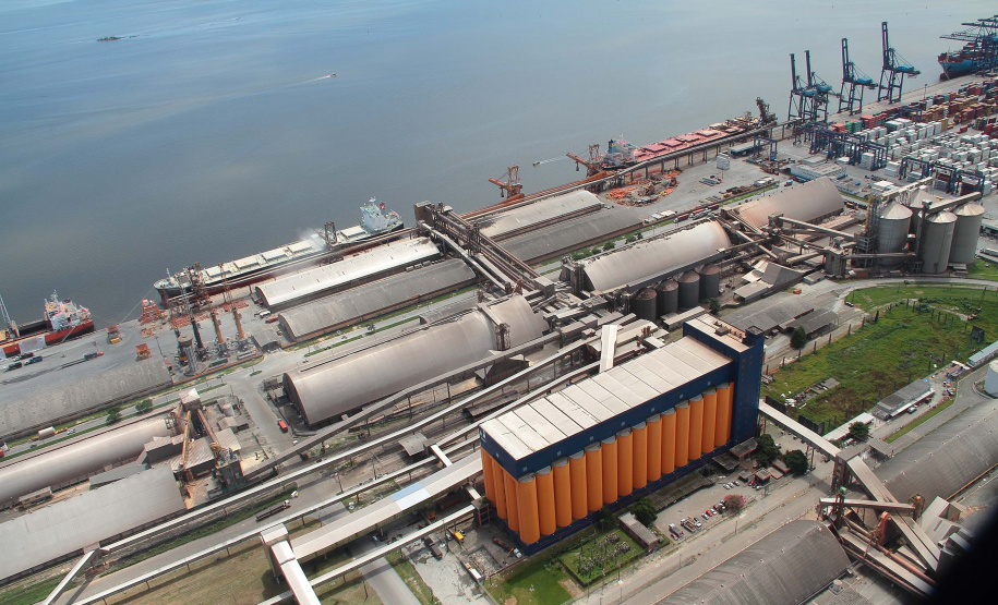 O Corredor de Exportação do Porto de Paranaguá embarcou na terça-feira (25) 57.193 toneladas de milho em um único berço de atracação. Foram mais de 2,3 mil toneladas de grão por hora. O volume supera a marca anterior, registrada em 8 de dezembro de 2015, quando foram 51,6 mil toneladas em um único dia. Foto: Portos do Paraná