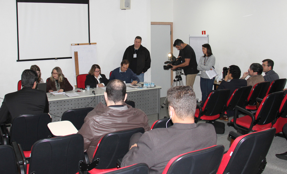 A Secretaria de Estado da Administração e da Previdência promoveu nesta quinta-feira (27) uma audiência para contratação emergencial da nova gestora da manutenção dos veículos do Estado.   -  Curitiba, 27/06/2019  -  Foto:  Carlos Winnikes