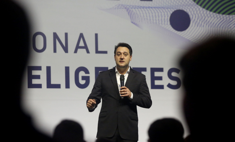 O governador Carlos Massa Ratinho Junior lançou nesta quinta-feira (27), em Foz do Iguaçu, durante o fórum internacional de inovação ThinkinG, o Paraná Inteligência Artificial (PIÁ). É o primeiro programa de inteligência artificial do Brasil focado na prestação de serviços à população.  Foto: Jaelson Lucas/ANPr