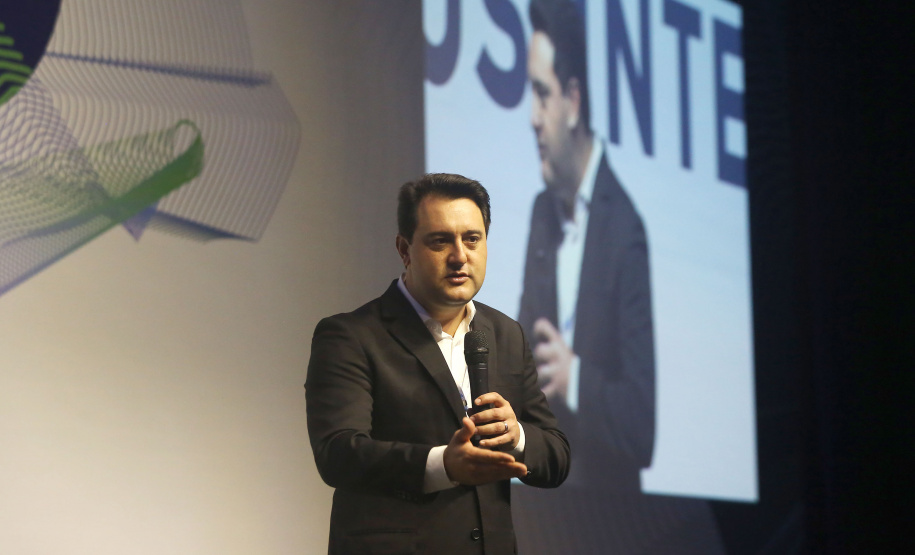O governador Carlos Massa Ratinho Junior lançou nesta quinta-feira (27), em Foz do Iguaçu, durante o fórum internacional de inovação ThinkinG, o Paraná Inteligência Artificial (PIÁ). É o primeiro programa de inteligência artificial do Brasil focado na prestação de serviços à população.  Foto: Jaelson Lucas/ANPr