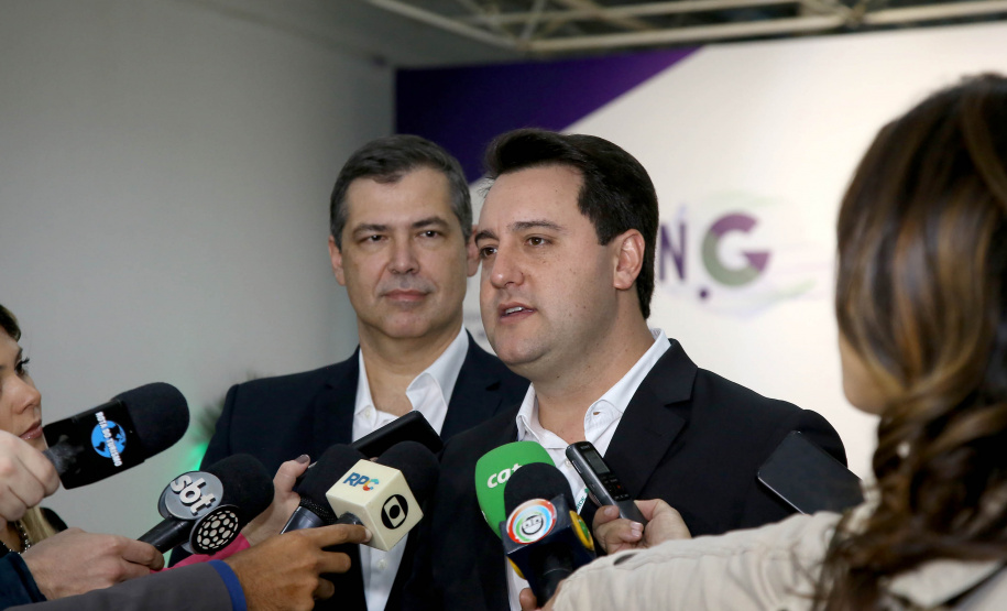 O governador Carlos Massa Ratinho Junior lançou nesta quinta-feira (27), em Foz do Iguaçu, durante o fórum internacional de inovação ThinkinG, o Paraná Inteligência Artificial (PIÁ). É o primeiro programa de inteligência artificial do Brasil focado na prestação de serviços à população. . Foto: Jaelson Lucas/ANPr