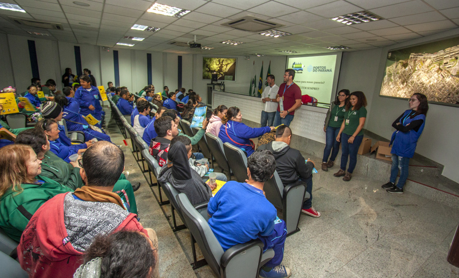 Encerrando as atividades do primeiro semestre do Porto Escola, a equipe da Diretoria de Meio Ambiente da Portos do Paraná recebeu nesta quinta-feira (27) 160 alunos com necessidades especiais da Escola Municipal Eva Cavani, de Paranaguá.  -  Curitiba, 27/06/2019  -  Foto: Cládio Neves/Portos do Paraná