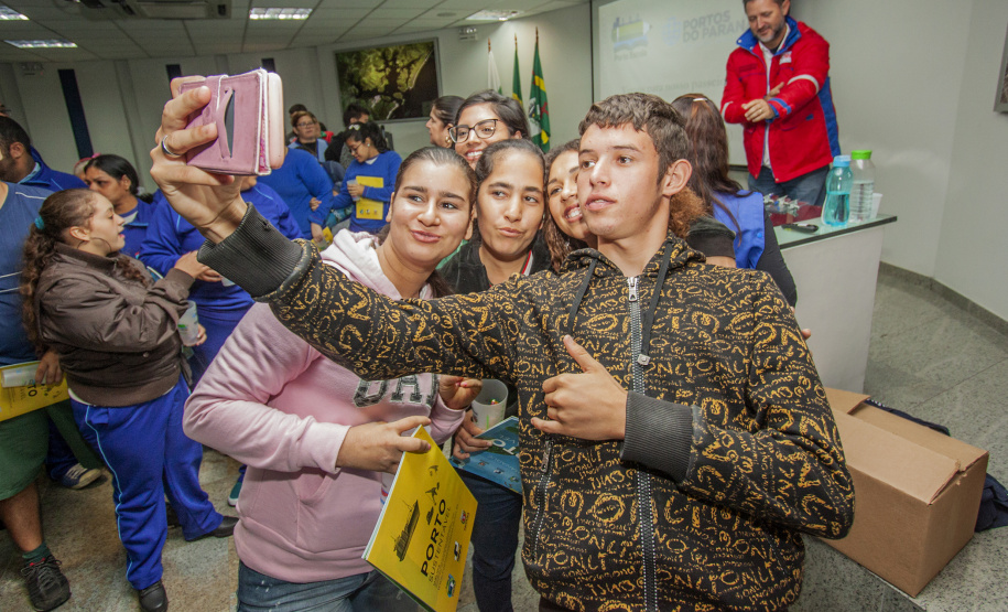 Encerrando as atividades do primeiro semestre do Porto Escola, a equipe da Diretoria de Meio Ambiente da Portos do Paraná recebeu nesta quinta-feira (27) 160 alunos com necessidades especiais da Escola Municipal Eva Cavani, de Paranaguá.  -  Curitiba, 27/06/2019  -  Foto: Cládio Neves/Portos do Paraná
