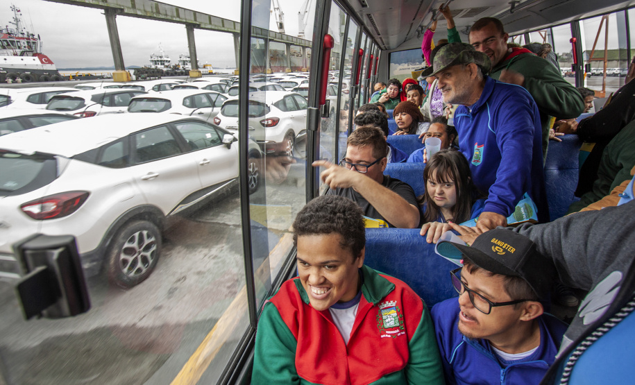 Encerrando as atividades do primeiro semestre do Porto Escola, a equipe da Diretoria de Meio Ambiente da Portos do Paraná recebeu nesta quinta-feira (27) 160 alunos com necessidades especiais da Escola Municipal Eva Cavani, de Paranaguá.  -  Curitiba, 27/06/2019  -  Foto: Cládio Neves/Portos do Paraná