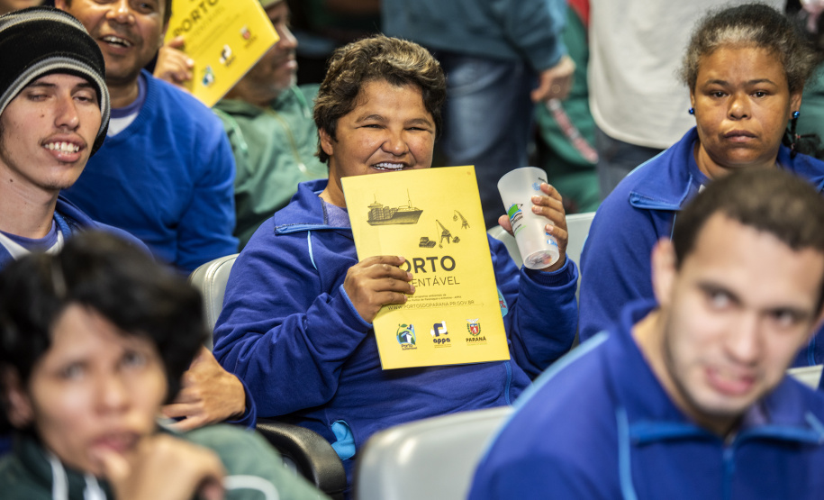 Encerrando as atividades do primeiro semestre do Porto Escola, a equipe da Diretoria de Meio Ambiente da Portos do Paraná recebeu nesta quinta-feira (27) 160 alunos com necessidades especiais da Escola Municipal Eva Cavani, de Paranaguá.  -  Curitiba, 27/06/2019  -  Foto: Cládio Neves/Portos do Paraná