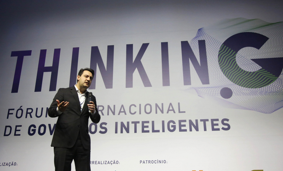 O governador Carlos Massa Ratinho Junior lançou nesta quinta-feira (27), em Foz do Iguaçu, durante o fórum internacional de inovação ThinkinG, o Paraná Inteligência Artificial (PIÁ). É o primeiro programa de inteligência artificial do Brasil focado na prestação de serviços à população. Foto: Jaelson Lucas/ANPrFoto: Jaelson Lucas/ANPr