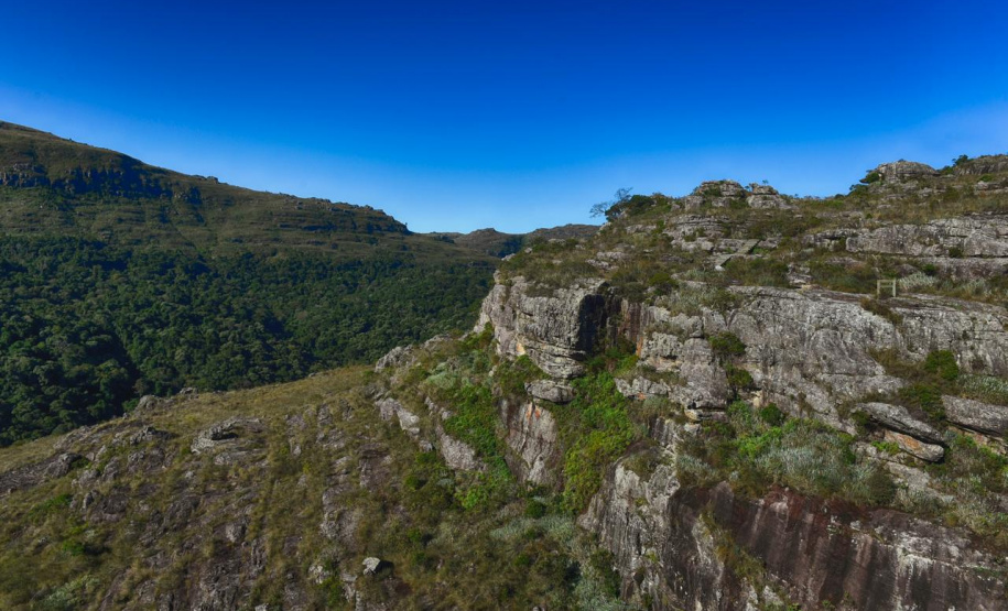Localizado no município de Tibagi, a 200 km de Curitiba, o Parque Estadual do Guartelá abrange uma área de 798,97 hectares em meio à vegetação nativa, quedas d’água, corredeiras, formações areníticas, vales, inscrições rupestres de aproximadamente sete mil anos.Foto: Denis Ferreira Netto/SEDEST
