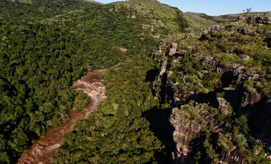 Localizado no município de Tibagi, a 200 km de Curitiba, o Parque Estadual do Guartelá abrange uma área de 798,97 hectares em meio à vegetação nativa, quedas d’água, corredeiras, formações areníticas, vales, inscrições rupestres de aproximadamente sete mil anos.Foto: Denis Ferreira Netto/SEDEST