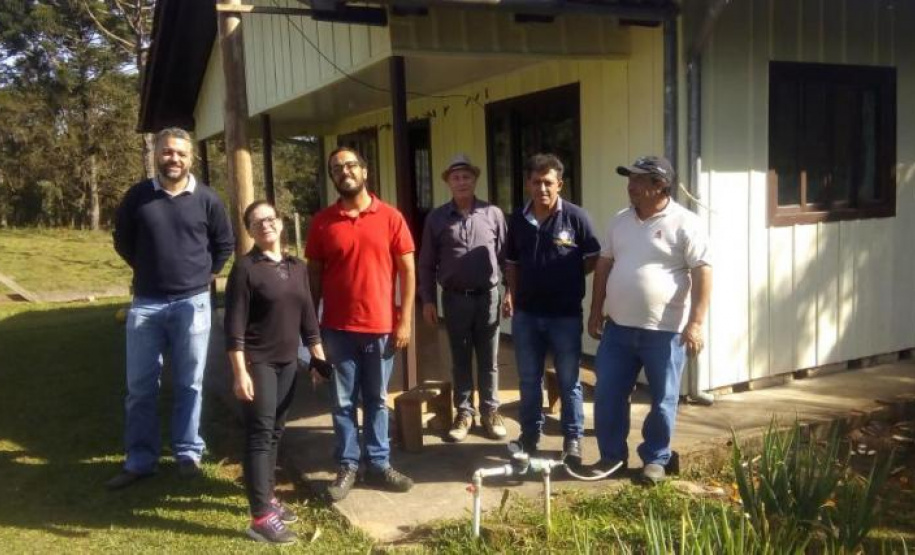 Representantes da Fundação Nacional de Saúde (Funasa) estiveram nesta semana no Paraná para conhecer o programa de saneamento rural da Sanepar, que pode ser considerado referência devido aos resultados apresentados. Na foto,  Equipe da Funasa na comunidade do Poço Frio, em Piên -  Curitiba, 28/06/2019  -  Foto: Divulgação Sanepar