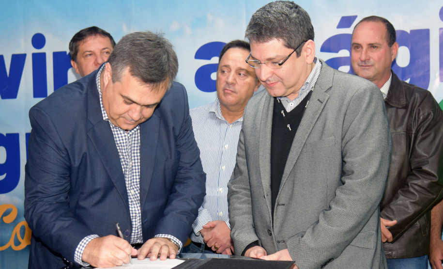 O Governo do Estado autorizou o repasse de R$ 11 milhões ao Hospital Germano Lauck, de Foz do Iguaçu. A autorização foi assinada nesta sexta-feira (28) pelo secretário de Estado da Saúde, Beto Preto, juntamente com o prefeito da cidade, Chico Brasileiro.  -  Foz do Iguaçu, 28/06/2019  -  Foto: Américo Antonio/SESA