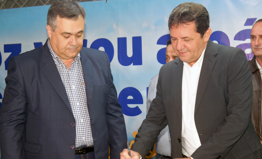 O Governo do Estado autorizou o repasse de R$ 11 milhões ao Hospital Germano Lauck, de Foz do Iguaçu. A autorização foi assinada nesta sexta-feira (28) pelo secretário de Estado da Saúde, Beto Preto, juntamente com o prefeito da cidade, Chico Brasileiro.  -  Foz do Iguaçu, 28/06/2019  -  Foto: Américo Antonio/SESA