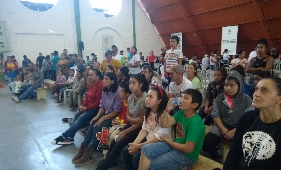 Emissão de documentos (Carteira de Trabalho, CPF e RG), intermediação de vagas de emprego, cadastro para a tarifa social de água e luz, foram os serviços mais procurados no Paraná Cidadão - feira de serviços - que aconteceu nesta semana no Parque de Exposições Portal do Sudoeste, em Clevelândia.  Em três dias, a feira de serviços registrou mais de 7 mil atendimentos.  -  Clevelândia, 28/06/2019  -  Foto: Divulgação SEJUF