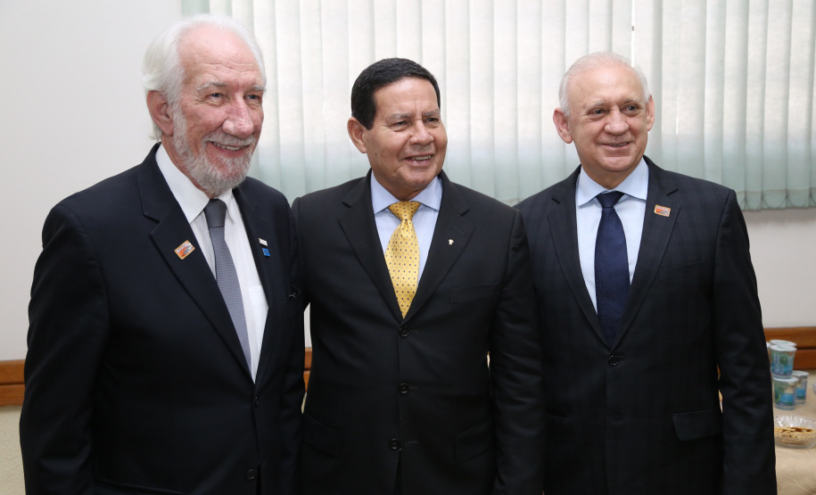 O governador Carlos Massa Ratinho Junior e o presidente em exercício Hamilton Mourão receberam nesta sexta-feira (28) a medalha Heróis da Cavalaria, da Polícia Montada Coronel Dulcídio. A condecoração foi entregue na cerimônia, em Curitiba, que comemora os 140 anos do regimento, que é a unidade mais antiga da Polícia Militar do Paraná.  -  Curitiba, 28/06/2019  -  Foto: José Fernando Ogura/ANPr