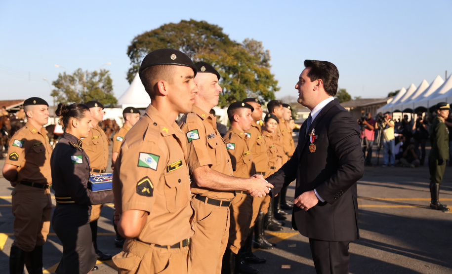 O governador Carlos Massa Ratinho Junior e o presidente em exercício Hamilton Mourão receberam nesta sexta-feira (28) a medalha Heróis da Cavalaria, da Polícia Montada Coronel Dulcídio. A condecoração foi entregue na cerimônia, em Curitiba, que comemora os 140 anos do regimento, que é a unidade mais antiga da Polícia Militar do Paraná.  -  Curitiba, 28/06/2019  -  Foto: José Fernando Ogura/ANPr