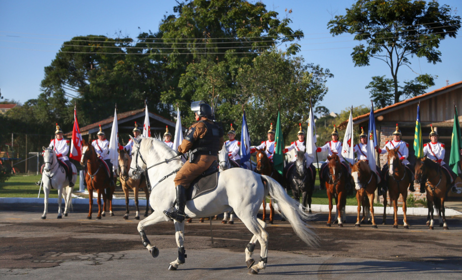 O governador Carlos Massa Ratinho Junior e o presidente em exercício Hamilton Mourão receberam nesta sexta-feira (28) a medalha Heróis da Cavalaria, da Polícia Montada Coronel Dulcídio. A condecoração foi entregue na cerimônia, em Curitiba, que comemora os 140 anos do regimento, que é a unidade mais antiga da Polícia Militar do Paraná.  -  Curitiba, 28/06/2019  -  Foto: José Fernando Ogura/ANPr