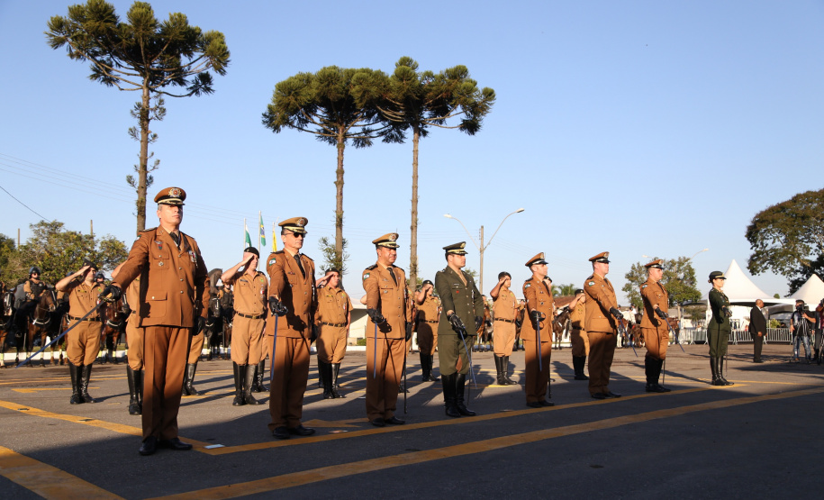 O governador Carlos Massa Ratinho Junior e o presidente em exercício Hamilton Mourão receberam nesta sexta-feira (28) a medalha Heróis da Cavalaria, da Polícia Montada Coronel Dulcídio. A condecoração foi entregue na cerimônia, em Curitiba, que comemora os 140 anos do regimento, que é a unidade mais antiga da Polícia Militar do Paraná.  -  Curitiba, 28/06/2019  -  Foto: José Fernando Ogura/ANPr