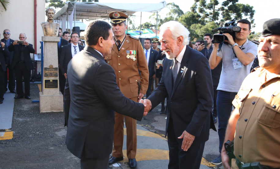 O governador Carlos Massa Ratinho Junior e o presidente em exercício Hamilton Mourão receberam nesta sexta-feira (28) a medalha Heróis da Cavalaria, da Polícia Montada Coronel Dulcídio. A condecoração foi entregue na cerimônia, em Curitiba, que comemora os 140 anos do regimento, que é a unidade mais antiga da Polícia Militar do Paraná.  -  Curitiba, 28/06/2019  -  Foto: José Fernando Ogura/ANPr