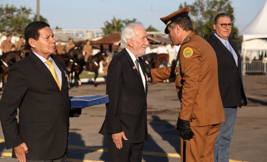 O governador Carlos Massa Ratinho Junior e o presidente em exercício Hamilton Mourão receberam nesta sexta-feira (28) a medalha Heróis da Cavalaria, da Polícia Montada Coronel Dulcídio. A condecoração foi entregue na cerimônia, em Curitiba, que comemora os 140 anos do regimento, que é a unidade mais antiga da Polícia Militar do Paraná.  -  Curitiba, 28/06/2019  -  Foto: José Fernando Ogura/ANPr
