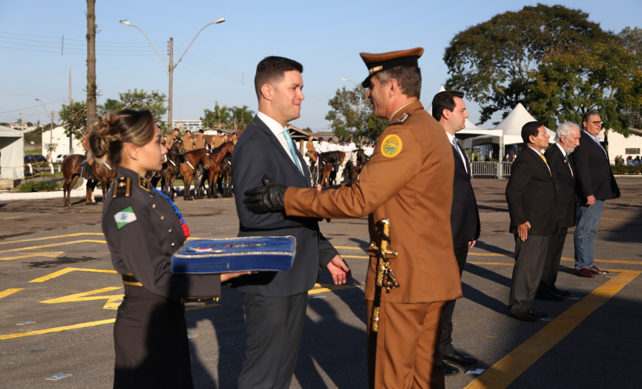O governador Carlos Massa Ratinho Junior e o presidente em exercício Hamilton Mourão receberam nesta sexta-feira (28) a medalha Heróis da Cavalaria, da Polícia Montada Coronel Dulcídio. A condecoração foi entregue na cerimônia, em Curitiba, que comemora os 140 anos do regimento, que é a unidade mais antiga da Polícia Militar do Paraná.  -  Curitiba, 28/06/2019  -  Foto: José Fernando Ogura/ANPr