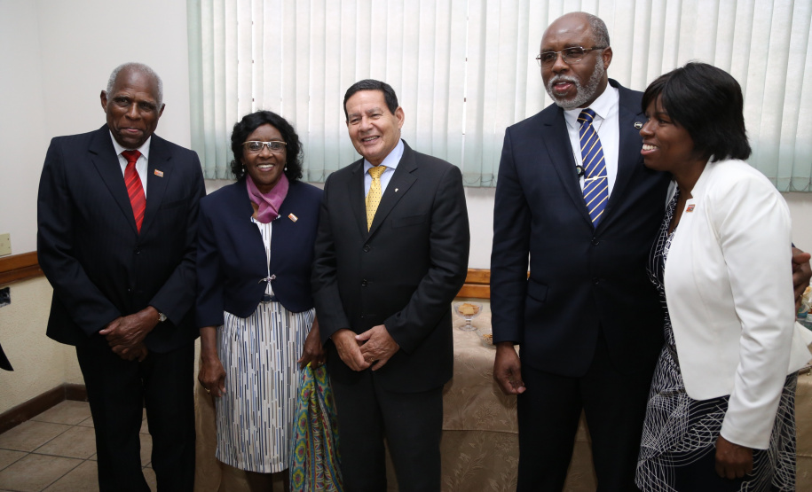 O governador Carlos Massa Ratinho Junior e o presidente em exercício Hamilton Mourão receberam nesta sexta-feira (28) a medalha Heróis da Cavalaria, da Polícia Montada Coronel Dulcídio. A condecoração foi entregue na cerimônia, em Curitiba, que comemora os 140 anos do regimento, que é a unidade mais antiga da Polícia Militar do Paraná.  -  Curitiba, 28/06/2019  -  Foto: José Fernando Ogura/ANPr