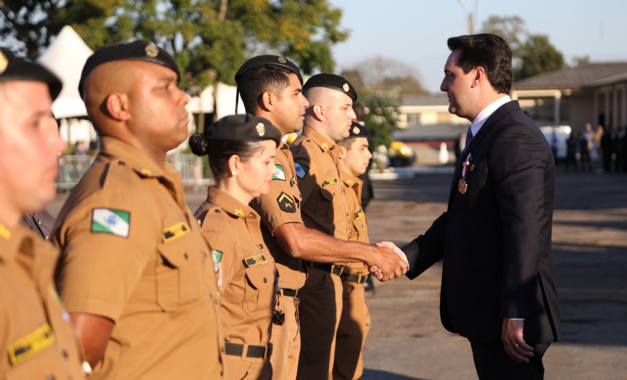 O governador Carlos Massa Ratinho Junior e o presidente em exercício Hamilton Mourão receberam nesta sexta-feira (28) a medalha Heróis da Cavalaria, da Polícia Montada Coronel Dulcídio. A condecoração foi entregue na cerimônia, em Curitiba, que comemora os 140 anos do regimento, que é a unidade mais antiga da Polícia Militar do Paraná.  -  Curitiba, 28/06/2019  -  Foto: José Fernando Ogura/ANPr