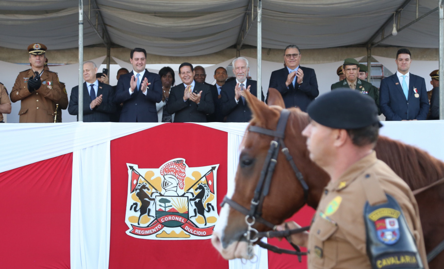 O governador Carlos Massa Ratinho Junior e o presidente em exercício Hamilton Mourão receberam nesta sexta-feira (28) a medalha Heróis da Cavalaria, da Polícia Montada Coronel Dulcídio. A condecoração foi entregue na cerimônia, em Curitiba, que comemora os 140 anos do regimento, que é a unidade mais antiga da Polícia Militar do Paraná.  -  Curitiba, 28/06/2019  -  Foto: José Fernando Ogura/ANPr
