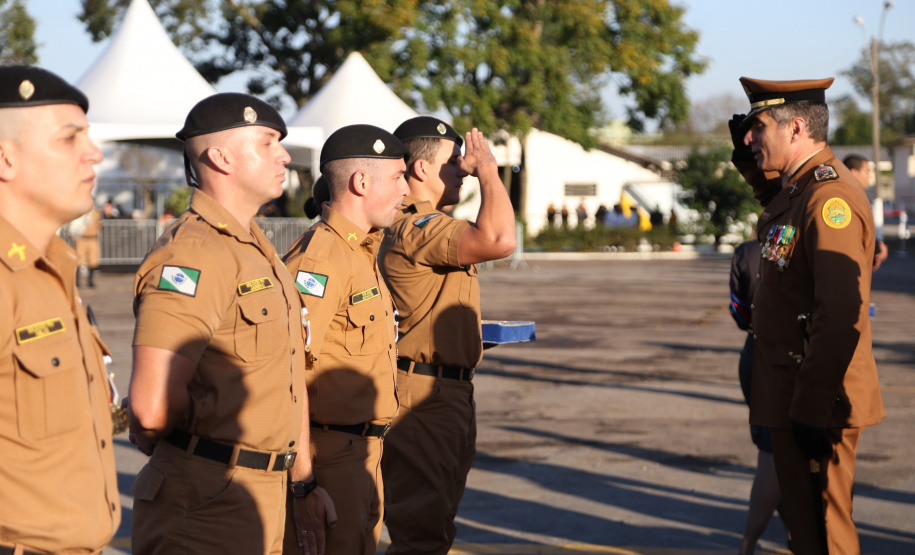 O governador Carlos Massa Ratinho Junior e o presidente em exercício Hamilton Mourão receberam nesta sexta-feira (28) a medalha Heróis da Cavalaria, da Polícia Montada Coronel Dulcídio. A condecoração foi entregue na cerimônia, em Curitiba, que comemora os 140 anos do regimento, que é a unidade mais antiga da Polícia Militar do Paraná.  -  Curitiba, 28/06/2019  -  Foto: José Fernando Ogura/ANPr