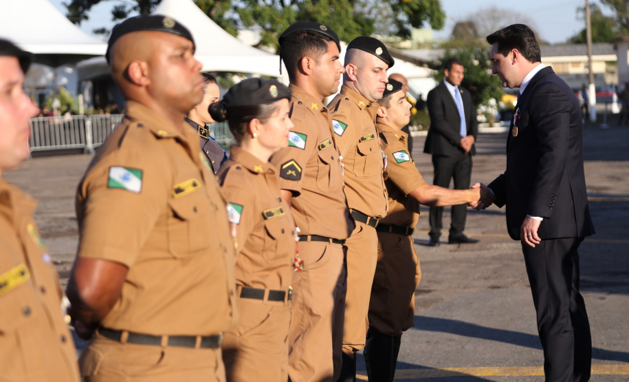 O governador Carlos Massa Ratinho Junior e o presidente em exercício Hamilton Mourão receberam nesta sexta-feira (28) a medalha Heróis da Cavalaria, da Polícia Montada Coronel Dulcídio. A condecoração foi entregue na cerimônia, em Curitiba, que comemora os 140 anos do regimento, que é a unidade mais antiga da Polícia Militar do Paraná.  -  Curitiba, 28/06/2019  -  Foto: José Fernando Ogura/ANPr