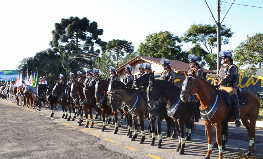 O governador Carlos Massa Ratinho Junior e o presidente em exercício Hamilton Mourão receberam nesta sexta-feira (28) a medalha Heróis da Cavalaria, da Polícia Montada Coronel Dulcídio. A condecoração foi entregue na cerimônia, em Curitiba, que comemora os 140 anos do regimento, que é a unidade mais antiga da Polícia Militar do Paraná.  -  Curitiba, 28/06/2019  -  Foto: José Fernando Ogura/ANPr