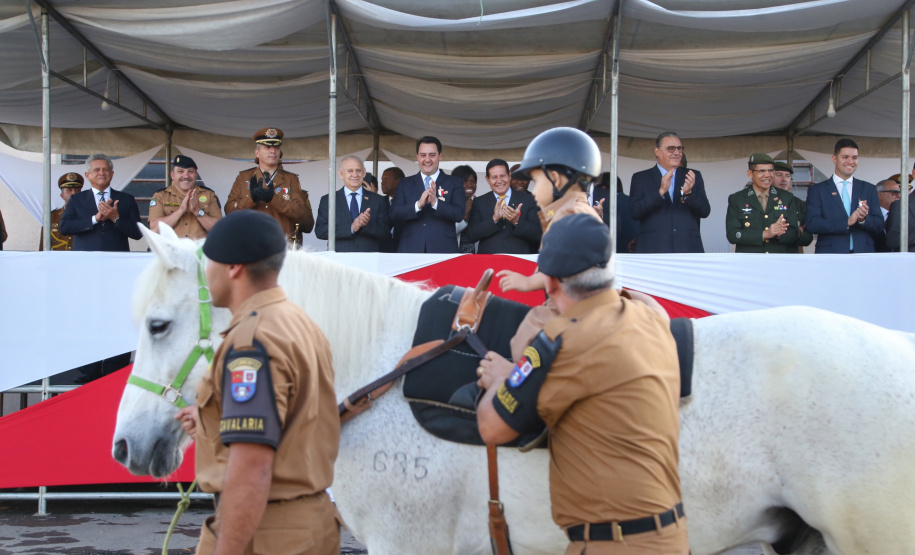 O governador Carlos Massa Ratinho Junior e o presidente em exercício Hamilton Mourão receberam nesta sexta-feira (28) a medalha Heróis da Cavalaria, da Polícia Montada Coronel Dulcídio. A condecoração foi entregue na cerimônia, em Curitiba, que comemora os 140 anos do regimento, que é a unidade mais antiga da Polícia Militar do Paraná.  -  Curitiba, 28/06/2019  -  Foto: José Fernando Ogura/ANPr