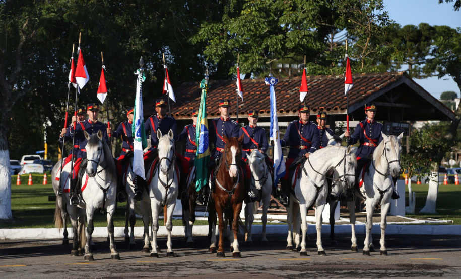 O governador Carlos Massa Ratinho Junior e o presidente em exercício Hamilton Mourão receberam nesta sexta-feira (28) a medalha Heróis da Cavalaria, da Polícia Montada Coronel Dulcídio. A condecoração foi entregue na cerimônia, em Curitiba, que comemora os 140 anos do regimento, que é a unidade mais antiga da Polícia Militar do Paraná.  -  Curitiba, 28/06/2019  -  Foto: José Fernando Ogura/ANPr