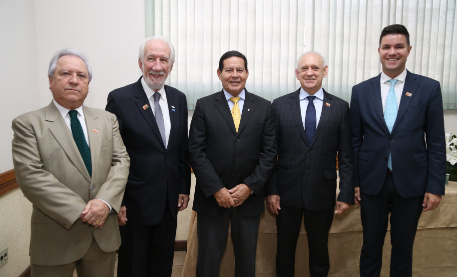 O governador Carlos Massa Ratinho Junior e o presidente em exercício Hamilton Mourão receberam nesta sexta-feira (28) a medalha Heróis da Cavalaria, da Polícia Montada Coronel Dulcídio. A condecoração foi entregue na cerimônia, em Curitiba, que comemora os 140 anos do regimento, que é a unidade mais antiga da Polícia Militar do Paraná.  -  Curitiba, 28/06/2019  -  Foto: José Fernando Ogura/ANPr