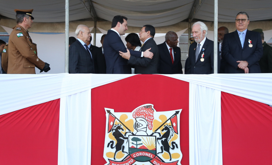 O governador Carlos Massa Ratinho Junior e o presidente em exercício Hamilton Mourão receberam nesta sexta-feira (28) a medalha Heróis da Cavalaria, da Polícia Montada Coronel Dulcídio. A condecoração foi entregue na cerimônia, em Curitiba, que comemora os 140 anos do regimento, que é a unidade mais antiga da Polícia Militar do Paraná.  -  Curitiba, 28/06/2019  -  Foto: José Fernando Ogura/ANPr