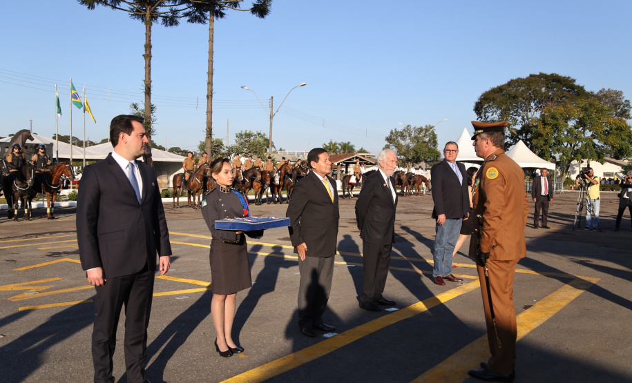 O governador Carlos Massa Ratinho Junior e o presidente em exercício Hamilton Mourão receberam nesta sexta-feira (28) a medalha Heróis da Cavalaria, da Polícia Montada Coronel Dulcídio. A condecoração foi entregue na cerimônia, em Curitiba, que comemora os 140 anos do regimento, que é a unidade mais antiga da Polícia Militar do Paraná.  -  Curitiba, 28/06/2019  -  Foto: José Fernando Ogura/ANPr