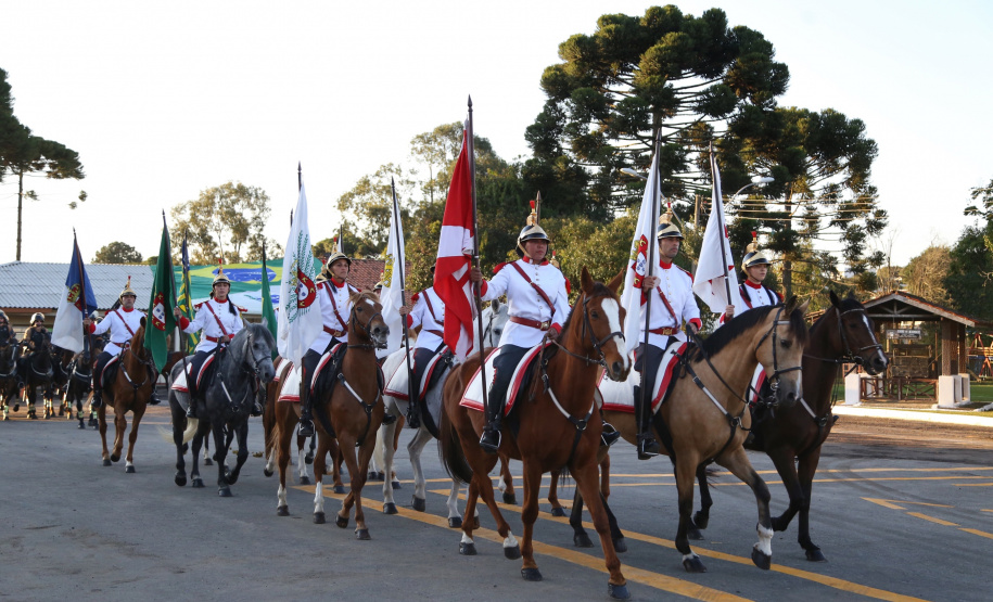 O governador Carlos Massa Ratinho Junior e o presidente em exercício Hamilton Mourão receberam nesta sexta-feira (28) a medalha Heróis da Cavalaria, da Polícia Montada Coronel Dulcídio. A condecoração foi entregue na cerimônia, em Curitiba, que comemora os 140 anos do regimento, que é a unidade mais antiga da Polícia Militar do Paraná.  -  Curitiba, 28/06/2019  -  Foto: José Fernando Ogura/ANPr