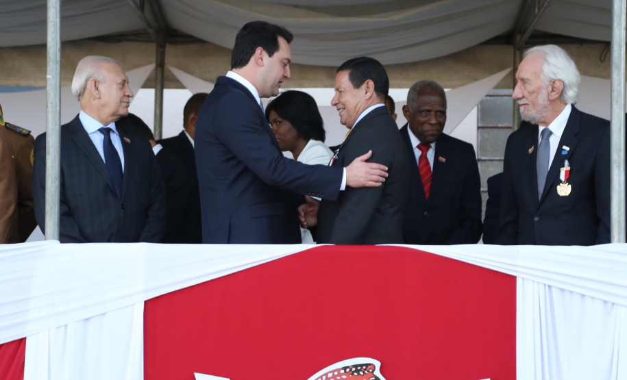 O governador Carlos Massa Ratinho Junior e o presidente em exercício Hamilton Mourão receberam nesta sexta-feira (28) a medalha Heróis da Cavalaria, da Polícia Montada Coronel Dulcídio. A condecoração foi entregue na cerimônia, em Curitiba, que comemora os 140 anos do regimento, que é a unidade mais antiga da Polícia Militar do Paraná.  -  Curitiba, 28/06/2019  -  Foto: José Fernando Ogura/ANPr