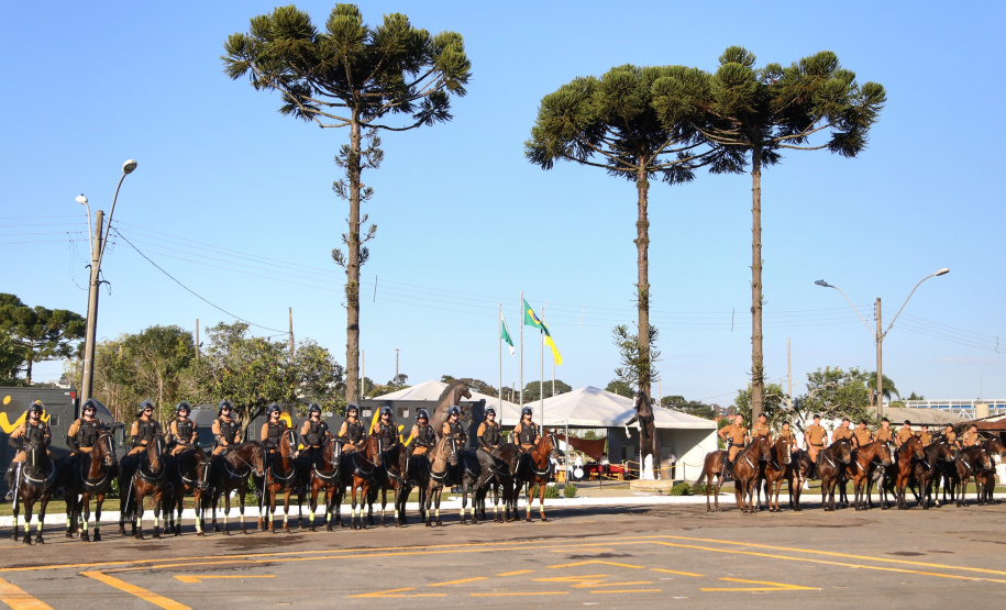 O governador Carlos Massa Ratinho Junior e o presidente em exercício Hamilton Mourão receberam nesta sexta-feira (28) a medalha Heróis da Cavalaria, da Polícia Montada Coronel Dulcídio. A condecoração foi entregue na cerimônia, em Curitiba, que comemora os 140 anos do regimento, que é a unidade mais antiga da Polícia Militar do Paraná.  -  Curitiba, 28/06/2019  -  Foto: José Fernando Ogura/ANPr