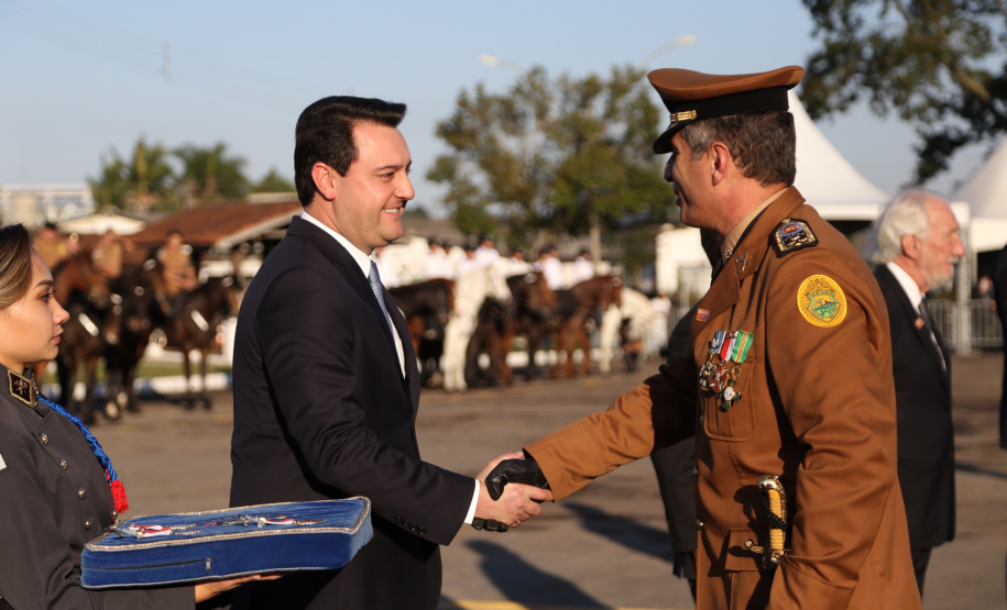 O governador Carlos Massa Ratinho Junior e o presidente em exercício Hamilton Mourão receberam nesta sexta-feira (28) a medalha Heróis da Cavalaria, da Polícia Montada Coronel Dulcídio. A condecoração foi entregue na cerimônia, em Curitiba, que comemora os 140 anos do regimento, que é a unidade mais antiga da Polícia Militar do Paraná.  -  Curitiba, 28/06/2019  -  Foto: José Fernando Ogura/ANPr