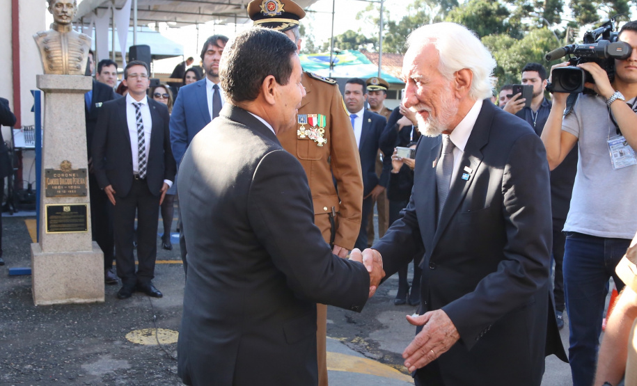 O governador Carlos Massa Ratinho Junior e o presidente em exercício Hamilton Mourão receberam nesta sexta-feira (28) a medalha Heróis da Cavalaria, da Polícia Montada Coronel Dulcídio. A condecoração foi entregue na cerimônia, em Curitiba, que comemora os 140 anos do regimento, que é a unidade mais antiga da Polícia Militar do Paraná.  -  Curitiba, 28/06/2019  -  Foto: José Fernando Ogura/ANPr