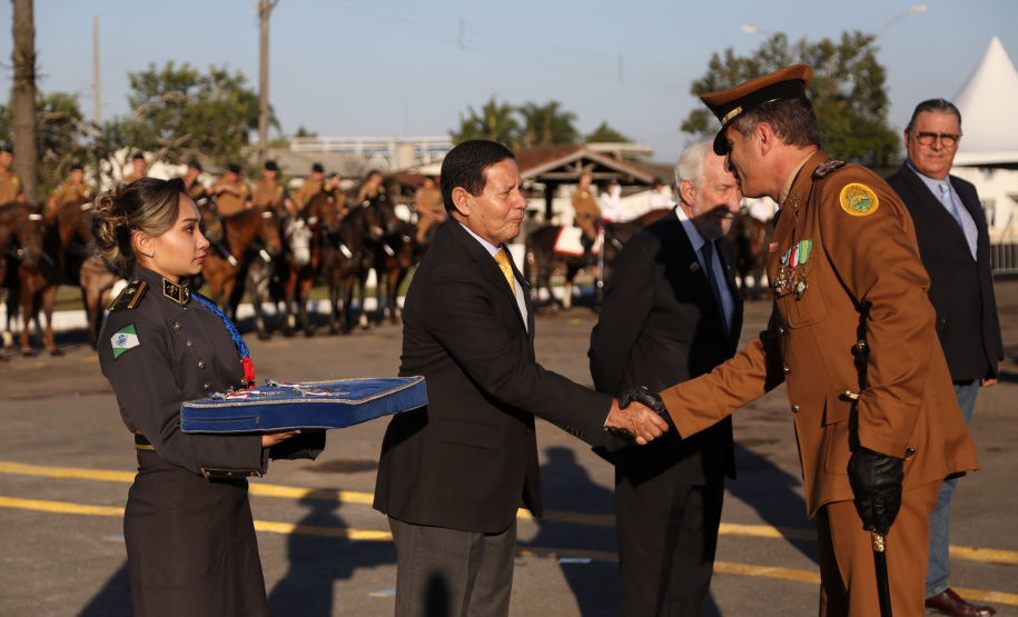 O governador Carlos Massa Ratinho Junior e o presidente em exercício Hamilton Mourão receberam nesta sexta-feira (28) a medalha Heróis da Cavalaria, da Polícia Montada Coronel Dulcídio. A condecoração foi entregue na cerimônia, em Curitiba, que comemora os 140 anos do regimento, que é a unidade mais antiga da Polícia Militar do Paraná.  -  Curitiba, 28/06/2019  -  Foto: José Fernando Ogura/ANPr