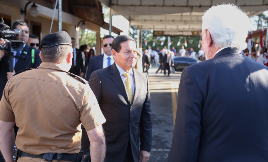 O governador Carlos Massa Ratinho Junior e o presidente em exercício Hamilton Mourão receberam nesta sexta-feira (28) a medalha Heróis da Cavalaria, da Polícia Montada Coronel Dulcídio. A condecoração foi entregue na cerimônia, em Curitiba, que comemora os 140 anos do regimento, que é a unidade mais antiga da Polícia Militar do Paraná.  -  Curitiba, 28/06/2019  -  Foto: José Fernando Ogura/ANPr