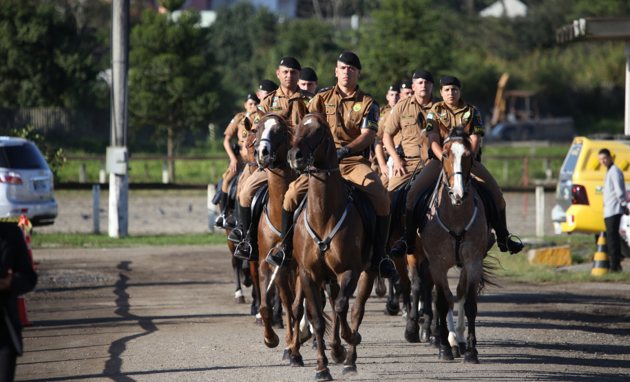 O governador Carlos Massa Ratinho Junior e o presidente em exercício Hamilton Mourão receberam nesta sexta-feira (28) a medalha Heróis da Cavalaria, da Polícia Montada Coronel Dulcídio. A condecoração foi entregue na cerimônia, em Curitiba, que comemora os 140 anos do regimento, que é a unidade mais antiga da Polícia Militar do Paraná.  -  Curitiba, 28/06/2019  -  Foto: José Fernando Ogura/ANPr