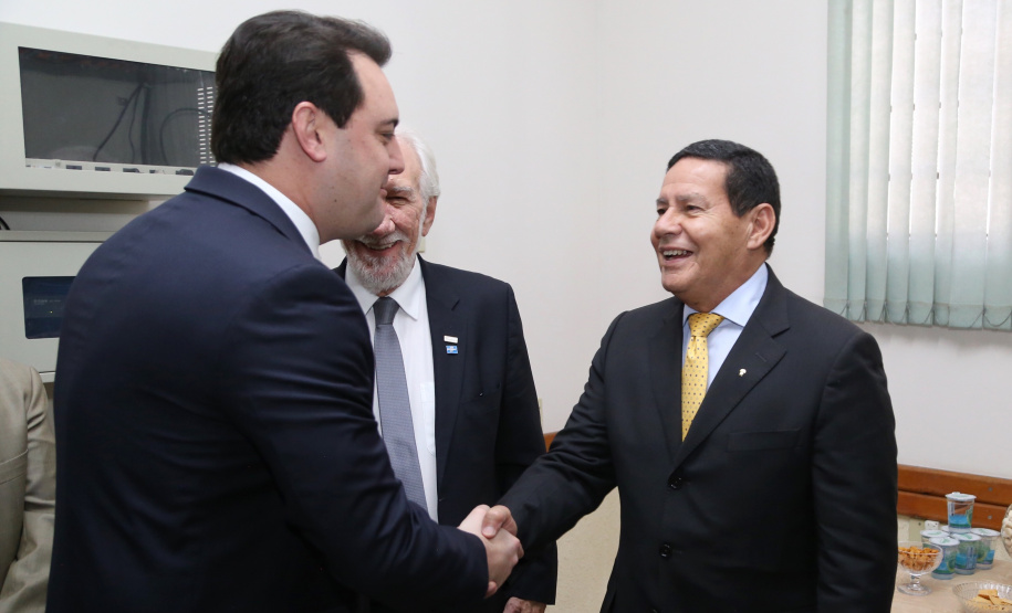 O governador Carlos Massa Ratinho Junior e o presidente em exercício Hamilton Mourão receberam nesta sexta-feira (28) a medalha Heróis da Cavalaria, da Polícia Montada Coronel Dulcídio. A condecoração foi entregue na cerimônia, em Curitiba, que comemora os 140 anos do regimento, que é a unidade mais antiga da Polícia Militar do Paraná.  -  Curitiba, 28/06/2019  -  Foto: José Fernando Ogura/ANPr