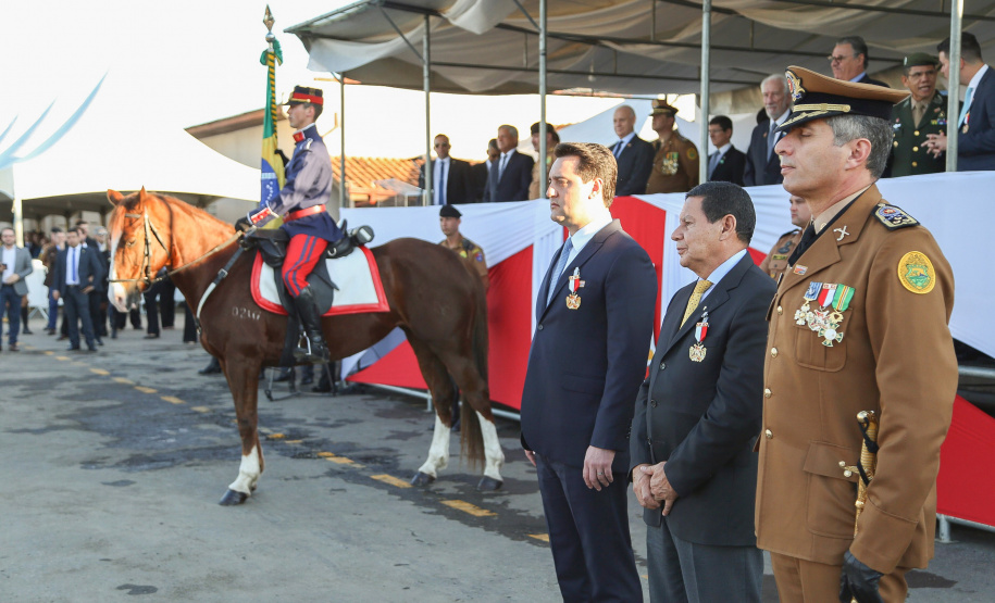 O governador Carlos Massa Ratinho Junior e o presidente em exercício Hamilton Mourão receberam nesta sexta-feira (28) a medalha Heróis da Cavalaria, da Polícia Montada Coronel Dulcídio. A condecoração foi entregue na cerimônia, em Curitiba, que comemora os 140 anos do regimento, que é a unidade mais antiga da Polícia Militar do Paraná.  -  Curitiba, 28/06/2019  -  Foto: José Fernando Ogura/ANPr