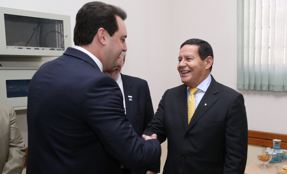 O governador Carlos Massa Ratinho Junior e o presidente em exercício Hamilton Mourão receberam nesta sexta-feira (28) a medalha Heróis da Cavalaria, da Polícia Montada Coronel Dulcídio. A condecoração foi entregue na cerimônia, em Curitiba, que comemora os 140 anos do regimento, que é a unidade mais antiga da Polícia Militar do Paraná.  -  Curitiba, 28/06/2019  -  Foto: José Fernando Ogura/ANPr