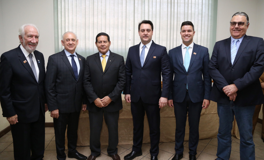 O governador Carlos Massa Ratinho Junior e o presidente em exercício Hamilton Mourão receberam nesta sexta-feira (28) a medalha Heróis da Cavalaria, da Polícia Montada Coronel Dulcídio. A condecoração foi entregue na cerimônia, em Curitiba, que comemora os 140 anos do regimento, que é a unidade mais antiga da Polícia Militar do Paraná.  -  Curitiba, 28/06/2019  -  Foto: José Fernando Ogura/ANPr