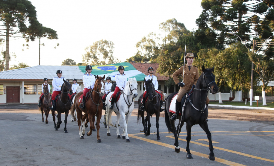 O governador Carlos Massa Ratinho Junior e o presidente em exercício Hamilton Mourão receberam nesta sexta-feira (28) a medalha Heróis da Cavalaria, da Polícia Montada Coronel Dulcídio. A condecoração foi entregue na cerimônia, em Curitiba, que comemora os 140 anos do regimento, que é a unidade mais antiga da Polícia Militar do Paraná.  -  Curitiba, 28/06/2019  -  Foto: José Fernando Ogura/ANPr