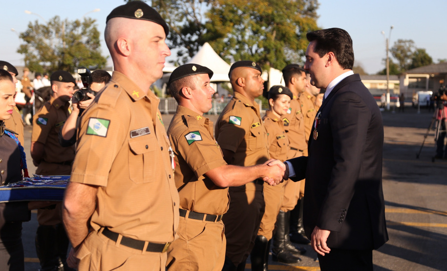 O governador Carlos Massa Ratinho Junior e o presidente em exercício Hamilton Mourão receberam nesta sexta-feira (28) a medalha Heróis da Cavalaria, da Polícia Montada Coronel Dulcídio. A condecoração foi entregue na cerimônia, em Curitiba, que comemora os 140 anos do regimento, que é a unidade mais antiga da Polícia Militar do Paraná.  -  Curitiba, 28/06/2019  -  Foto: José Fernando Ogura/ANPr