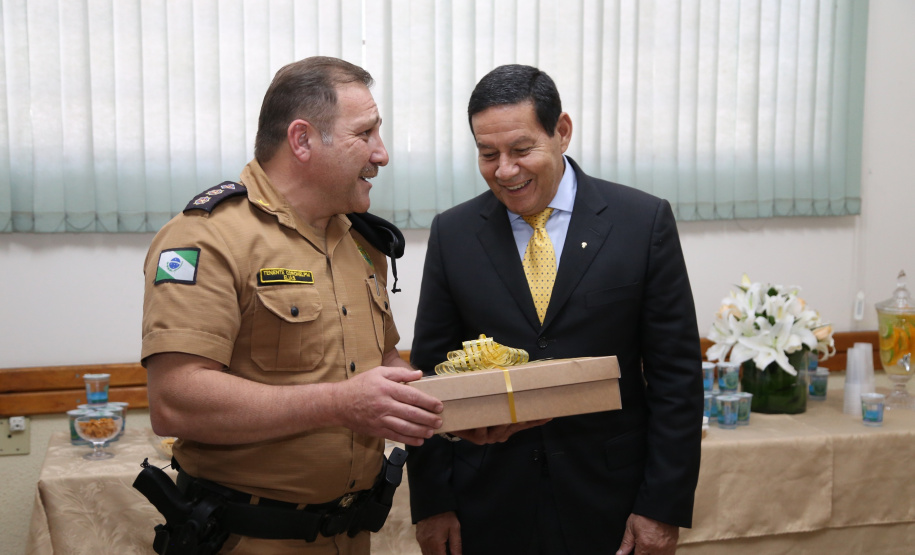 O governador Carlos Massa Ratinho Junior e o presidente em exercício Hamilton Mourão receberam nesta sexta-feira (28) a medalha Heróis da Cavalaria, da Polícia Montada Coronel Dulcídio. A condecoração foi entregue na cerimônia, em Curitiba, que comemora os 140 anos do regimento, que é a unidade mais antiga da Polícia Militar do Paraná.  -  Curitiba, 28/06/2019  -  Foto: José Fernando Ogura/ANPr